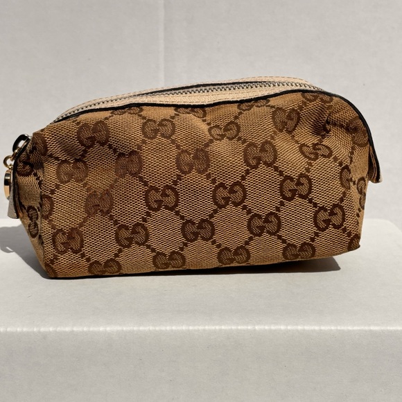 GUCCI
GUCCI 2000S BROWN MONOGRAM COSMETIC POUCH WITH GOLD 💛 ZIPPER PULL
$625 - Picture 9 of 11